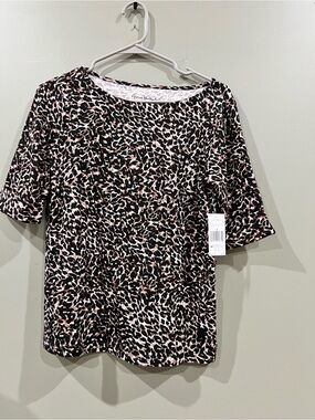 Gloria Vanderbilt Leopard Print Short Sleeve Tee in Black and Tan